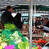 Der Wochenmarkt in Singen ist für die Bewohner der Stadt und aus den umliegenden Gemeinden bis in die Schweiz hinein ein beliebter ...