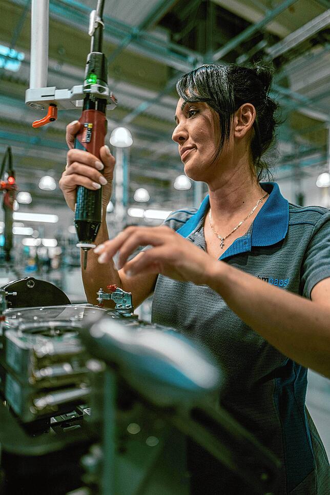 Die ebm-Papst-Division Industrielle Antriebstechnik entwickelt, produziert und verkauft technologisch Produktlösungen wie kompakte und ...
