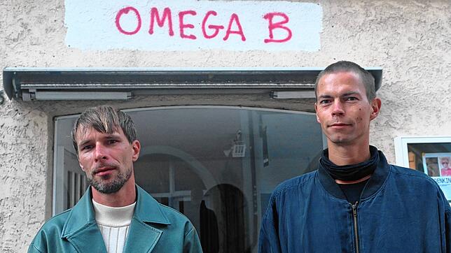 Michael Roggon (links) und Maximilian Balser vom Verein Überlinger Kulturschutzgebiet vor dem Omega B in der Hafenstraße. Die Räume ...