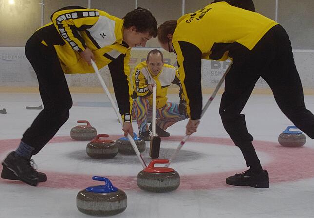 „Die Lage in den letzten Jahren war existenzgefährdend“, sagt Oliver Trevisiol, Präsident des Curlingclub Konstanz (Bildmitte).