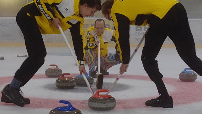 „Die Lage in den letzten Jahren war existenzgefährdend“, sagt Oliver Trevisiol, Präsident des Curlingclub Konstanz (Bildmitte).