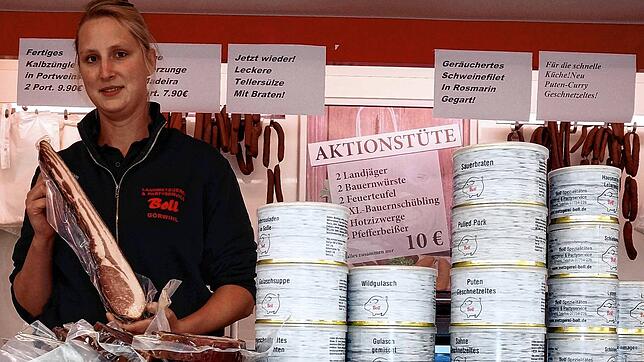Alisa Schill im Verkaufsmobil der Metzgerei Boll, die auf den Waldshut-Tiengener Wochenmärkten für die Kunden da ist.