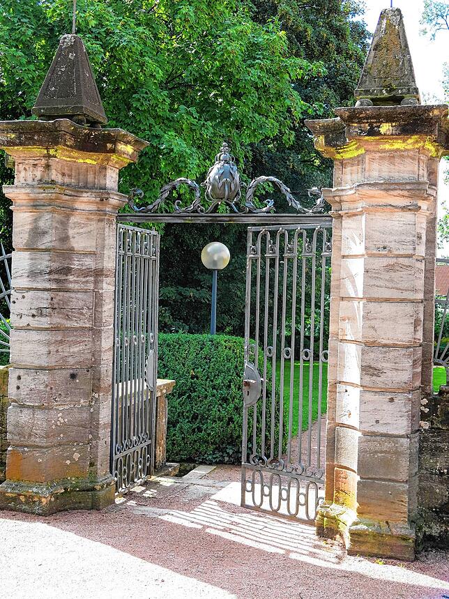 Geschützt: Hinter diesem Tor liegt der Schlosspark, weiter geht es dann, dem Ehrenbächlein folgend, in den Japanischen Garten.