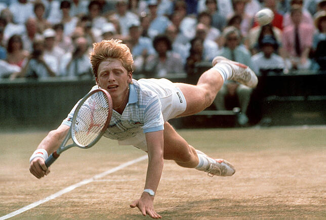 Der damals 17-jährige Boris Becker hechtet 1985 während des Turniers in Wimbledon hinter einem Ball her. Im Finale gewann er mit 3:1 ...