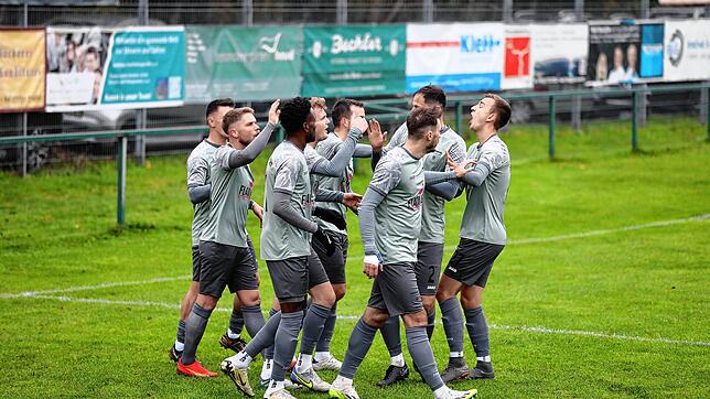 Jubel der Möhringer über das 2:1, dem aber der SC Gottmadingen-Bietingen zehn Minuten später das 2:2 folgen ließ.