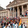 Teilnehmer einer Kundgebung gegen die Corona-Maßnahmen stehen am Samstag auf den Stufen zum Reichstagsgebäude, zahlreiche Reichsflaggen ...