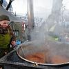 Freiwillige in einer Suppenküche in Lwiw: Rund 200.000 Vertriebene sind in der Westukraine gestrandet. Viele von ihnen wollen das Land ...
