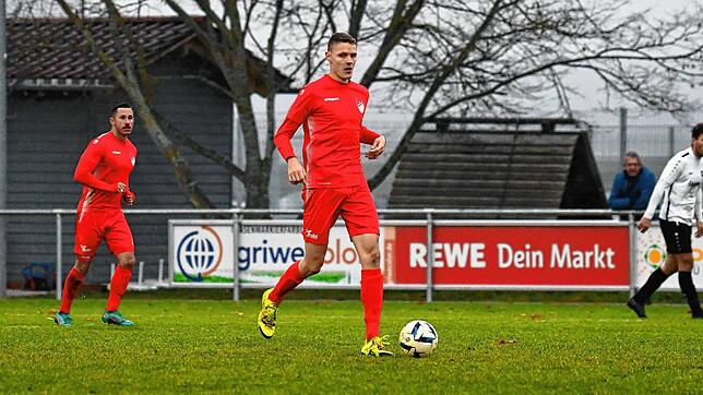 Viele Trainer sind sich einig: Adrian Scholemann vom FC Pfaffenweiler ist der beste Verteidiger der Bezirksliga. Bild: Morat