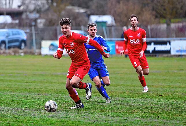 Den Ball im Blick: Geisingens Fabian Federle (links).