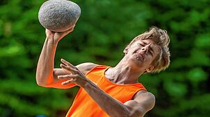 Bergkönig: Tobias Badertscher (TV Rafz) beim Stoßen des 15 Kilo schweren Hinkelsteins auf 5,11 Meter. Der Schweizer gewann den Wettkampf ...