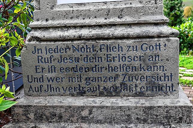 Inschrift am Sockel des Kreuzes.