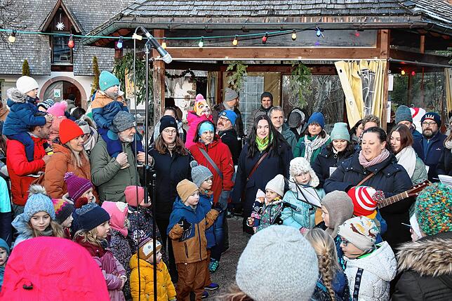 Bild 6: Gesang und Glühweinduft vor der Kirnachmühle: Der Unterkirnacher Weihnachtsmarkt lädt zum Verweilen
