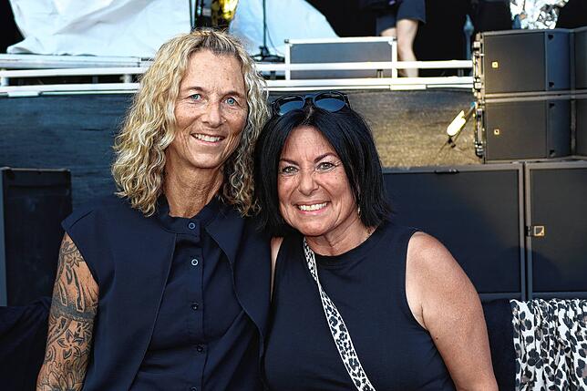 Marion Wiedemann (links) und Caterina Cortese sind schon Omas, aber reisen dennoch häufig ihrem Idol hinterher. „Jedes Konzert ist ...