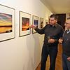 Beim Fachsimpeln: Mitglieder des benachbarten Fotoclubs Uhldingen unterhalten sich angeregt während der Vernissage über die ...