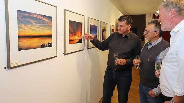 Beim Fachsimpeln: Mitglieder des benachbarten Fotoclubs Uhldingen unterhalten sich angeregt während der Vernissage über die ...