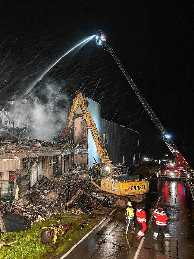 Die Nachlöscharbeiten am Brandherd gingen auch in den Nachtstunden weiter.