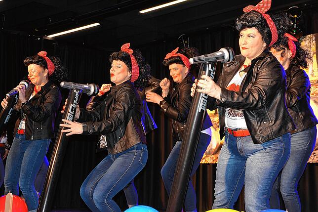 Bild 23: Rund 200 Frauen feiern im katholischen Pfarrsaal ausgelassen Fasnet