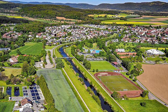 Ortsteil Oberlauchringen mit Schwimmbad und Sportanlagen.