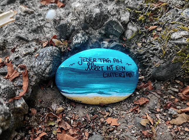Corina Meier aus dem Kleinen Wiesental verteilt ihre Steinkunstwerke in der Natur.