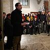 Der CDU-Kreisvorsitzende Levin Eisenmann (links) spricht im Vorraum des Radolfzeller Münsters über das Andenken an die Opfer des ...