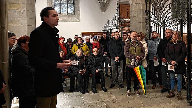 Der CDU-Kreisvorsitzende Levin Eisenmann (links) spricht im Vorraum des Radolfzeller Münsters über das Andenken an die Opfer des ...