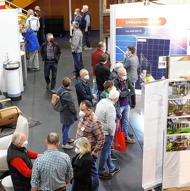 Informationsbedarf besteht bei Solarstrom und Speichern, wie hier am Stand der Stadwerke Villingen-Schwenningen.