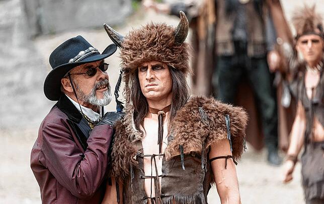 Die Schauspieler Sascha Hehn (links) als Grinley und Harald Wieczorek als Nitsas-Ini in „Der Ölprinz“.