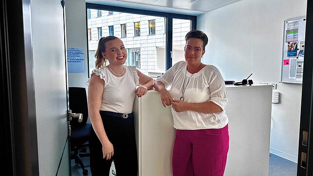 Lina Krasilin und Antonette Indlekofer-Murzynski, Studiensekretariat, in ihrem Büro der FHM Waldshut.
