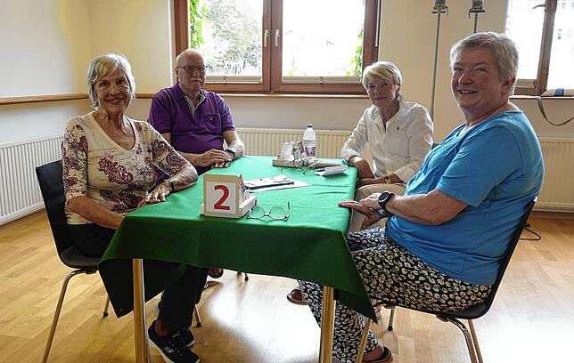 Sie treffen sich regelmäßig zum Bridge spielen: Veronika Heinrich, Rudolf Spichiger, Gerlinde Arzner und Sabine Bär. (von links)