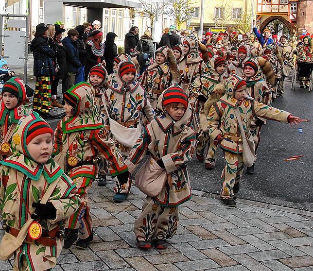 Die Gruppe wächst und wächst: Die kleinen Blumennarren sind mit viel Spaß beim Umzug dabei.