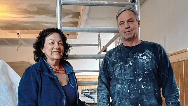 Im zukünftigen Veranstaltungsraum ihres „Konrad‘s“: Sylvia Freudenberger und Norbert Schraff halten Allensbach die Treue.