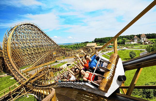 Die bekannteste Attraktion in Deutschlands ältestem Freizeitpark Tripsdrill ist die Holzachterbahn „Mammut“.