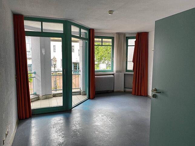 Blick in eines der ehemaligen Zimmer eines Pflegeheimbewohners. Hier sollen irgendwann einmal statt Senioren junge Fachkräfte wohnen.