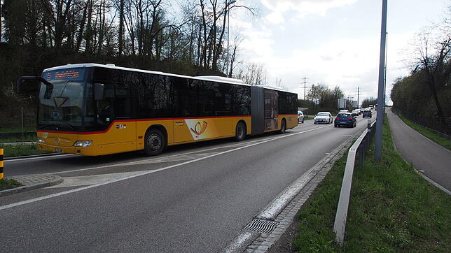 Damit der Bus von Rheinfelden zur Roche in Kaiseraugst nicht im Stau stecken bleibt, soll eine eigene Fahrbahn gebaut werden.