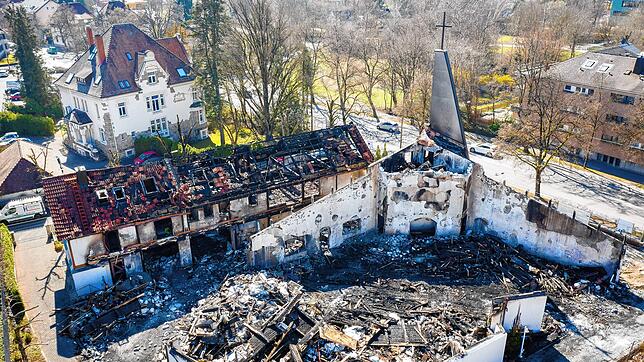 Nur noch wenige Mauerreste stehen: Die Friedenskirche in Singen wurde in der Nacht auf Montag ein Raub der Flammen. Die Ermittlungen zur ...
