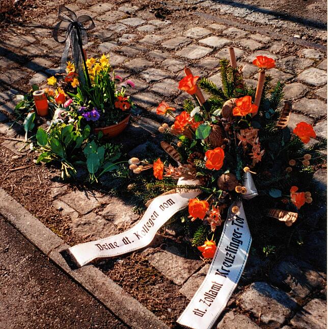 (Archivbild von 1998) Kollegen legten bei der Trauerfeier Blumen am Tatort ab.