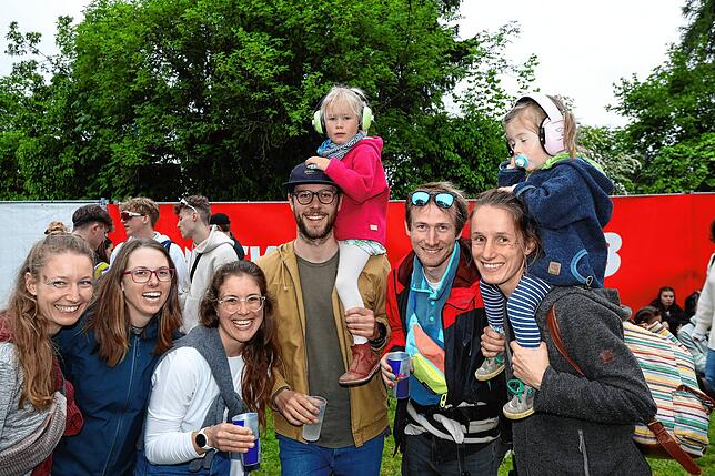 Bild 18: Los geht&lsquo;s &ndash; Fans und Mitarbeiter strömen auf das Festivalgelände
