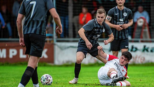 Quirlig und torgefährlich: Nico Maier (Zweiter von links) vom FC Hochrhein erzielte die Treffer zum 2:1 und 3:1 für sein Team beim ...