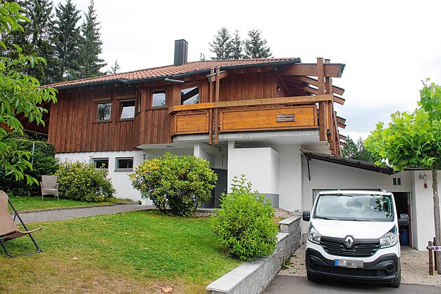 Die ehemalige Mitarbeiter-Wohnung mit Blick auf den See wurde zur Ferienwohnung umgebaut