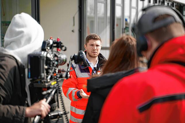 Ehemaliger Dschungelkönig und Sänger Joel Heindle während den Dreharbeiten für die Sendung auf Kabel Eins vor der Rettungswache des DRK ...