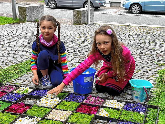 2021 legen sich Maximiliane und Magdalena ihren Blumenteppich selbst. Die coronabedingte Aktion hatte sich die Pfarrsekretärin Petra ...