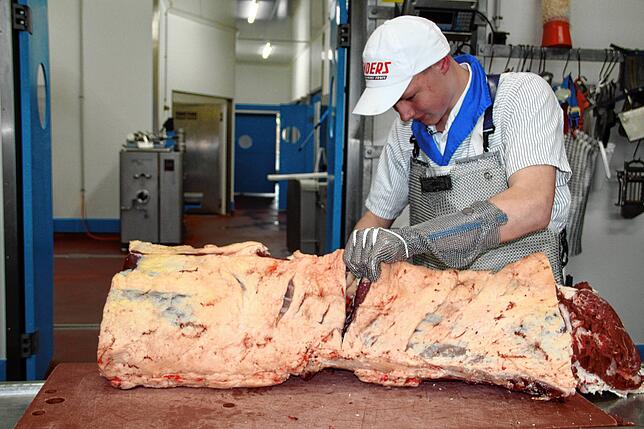 Im ersten Lehrjahr zum Metzger kann Daniel Hug schon sicher mit dem scharfen Messer beim Zerlegen von Rinderhochrippe und Rumpsteak umgehen.
