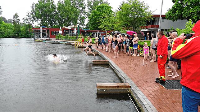 Kaum zu bremsen waren manche Gäste beim Anbaden.