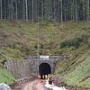 Keine leichte Aufgabe für Pilot und Arbeiter auf dem Boden, die Masten für die Oberleitungen vor dem Kapftunnel bei Rötenbach anzubringen.