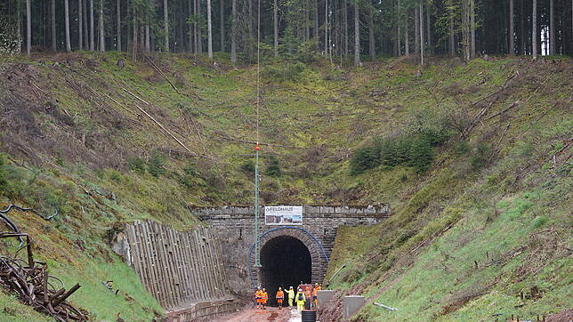 Keine leichte Aufgabe für Pilot und Arbeiter auf dem Boden, die Masten für die Oberleitungen vor dem Kapftunnel bei Rötenbach anzubringen.