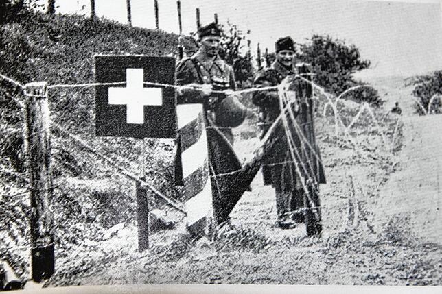 Nach Kriegsende verhinderten 1945 Grenzwächter und ein Stacheldraht am Übergang im Schlauch bei Wiechs am Randen, dass deutsche Soldaten ...