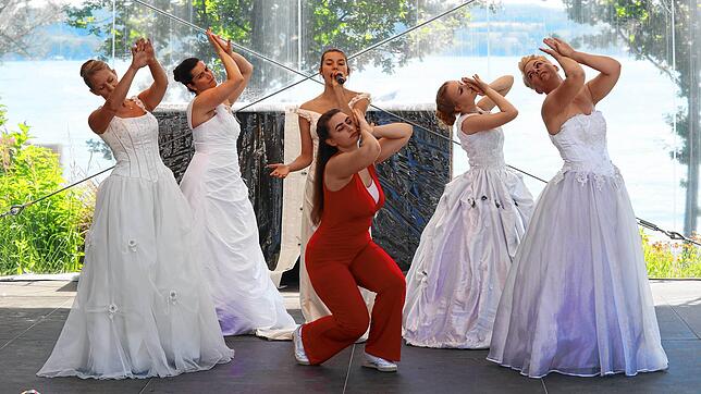 Unter dem Motto &bdquo;Weiße Rosen der Königin&ldquo; zeigt die Contemporary-Gruppe der Fortgeschrittenen mit Leiterin Scarlett Mattka ...