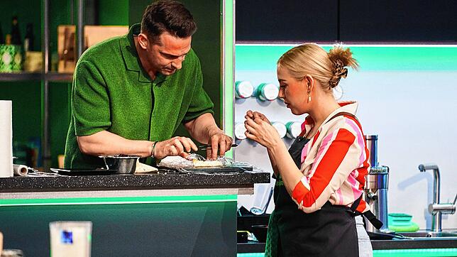 Die 24-jährige Mona Hierhauer beim Kochen in Folge 2 der TV-Kochsendung &bdquo;The Taste&ldquo; mit ihrem Coach Alex Kumptner.