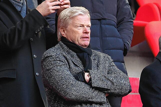 Oliver Kahn, Ex-Vorstandsvorsitzender der FC Bayern München AG, steht auf der Tribüne vor der Trauerfeier.
