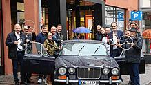 Ran an die Lenkräder: Die Mitwirkenden des verkaufsoffenen Sonntags Singen Classics präsentieren einen der Oldtimer, die am Sonntag, 7. ...